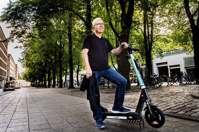 Elektricitet driver sparkcykeln som Rune Westergård står på. Eldrift är också framtidens melodi. EU vill att nya bilar ska vara utsläppsfria år 2035.