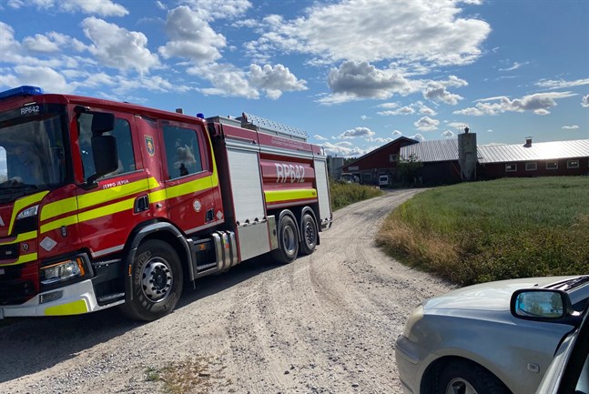 Branden på Dan Backs mjölkgård är släckt och räddningsmanskapet på väg tillbaka till brandstationen i Jeppo. Besvikelsen över att inte kunna tala svenska med nödcentralen pyr dock ännu.