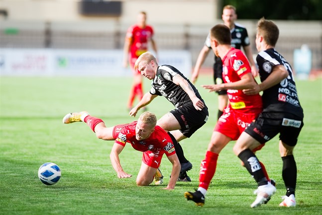 Jim Myrevik i Jaro fälls av en MuSa-spelare.