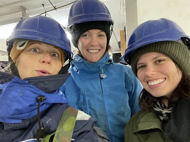 Marinbiologen Anna Törnroos-Remes tillsammans med doktoranderna Phoebe Armitage och Maite Jacquot.