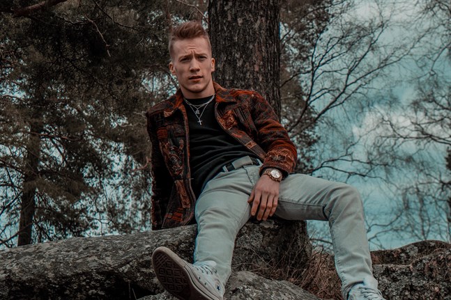 André Asplund i Jakobstad gör musik under artistnamnet EXDE. På lördag kväll uppträder han i Skolparken.