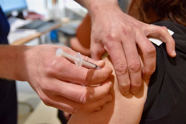 Cirka 64,4 procent av befolkningen har nu fått sin första dos av coronavaccinet.