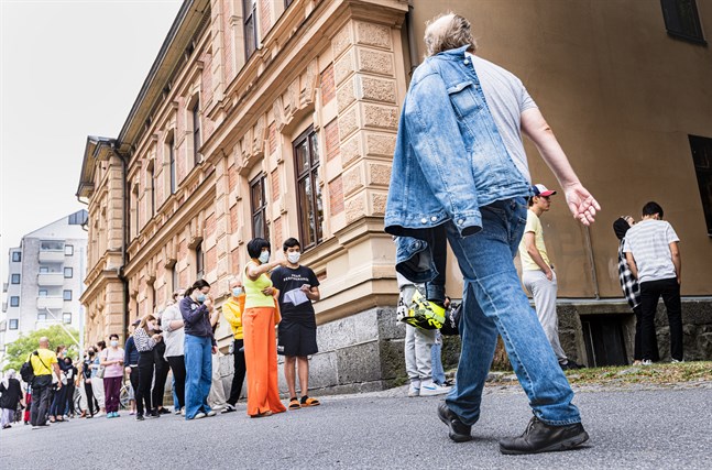 Kön sträckte sig ner till hörnet av gatan när klockan slog fyra.