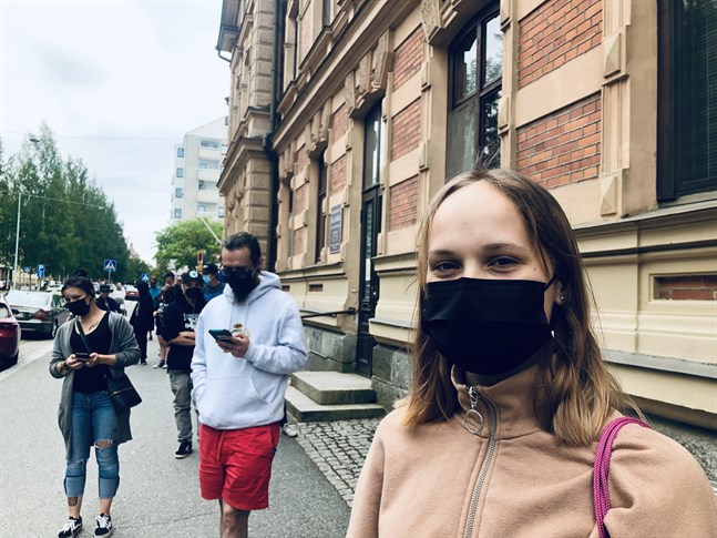 Det känns lättare och snabbare på det här viset. Jag tror det kommer locka fler unga att vaccinera sig, säger 18-åriga Fanny Borg som står i kön.