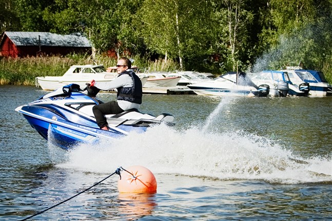 Flera uthyrare har berättat att intresset för att hyra en vattenskoter i sommar har varit stort.