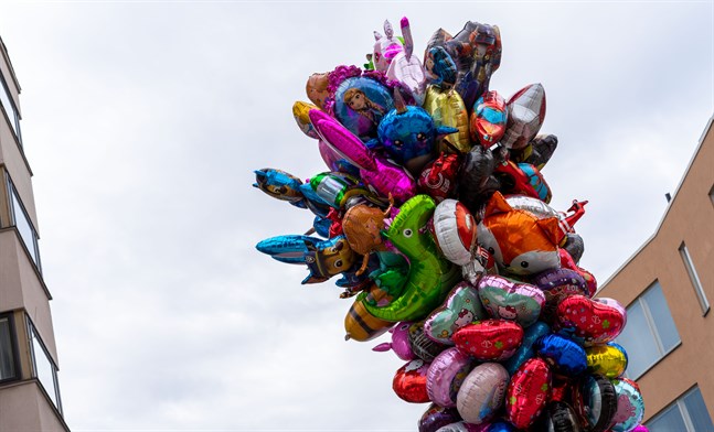 Färggranna ballonger livade upp färgskalan på gågatan mot en grå himmel.
