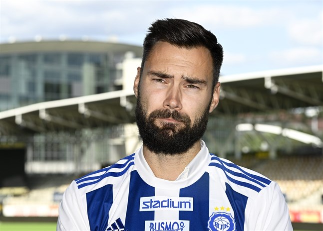 Tim Sparv på HJK:s presskonferens på torsdagen.
