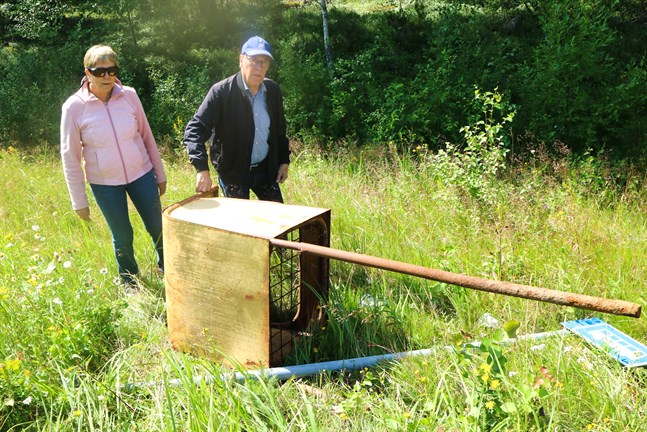 Helmer och Kerstin Lundström är förundrade över vad som har hänt postlådan. Någon måste ha skruvat lös den och kastat den i diket.