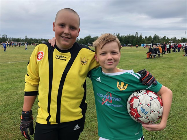 Födelsedagsbarnet Casper Snåre (t.h.) tillsammans med lagets målvakt Hugo Granqvist.