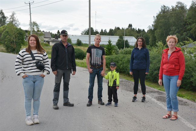 Bodbackaborna är glada över att landsvägen genom byn får ny beläggning. Emma Vesterlund, Peter Vesterlund, Andreas Malm, Arvid Malm, Maria Lönnvik och Karina Westmalm.
