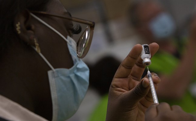 En av drygt 440 miljoner vaccindoser som hittills getts i EU förbereds på en klinik i belgiska Antwerpen.