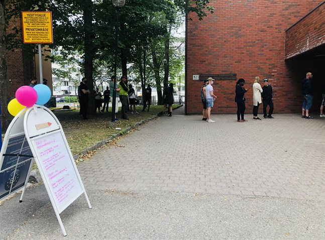 Kön till drop in-vaccineringen i Vasa ringlade sig lång.