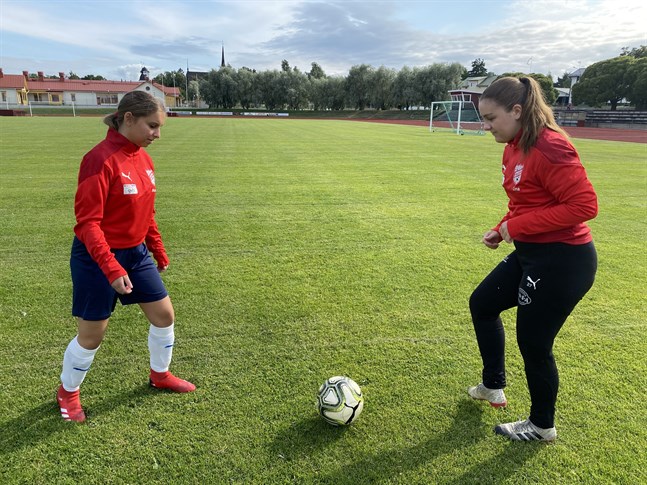 Anabel Roopalu, till vänster, och Lina Thijssen hör till de yngre spelarna i Sportings damlag.