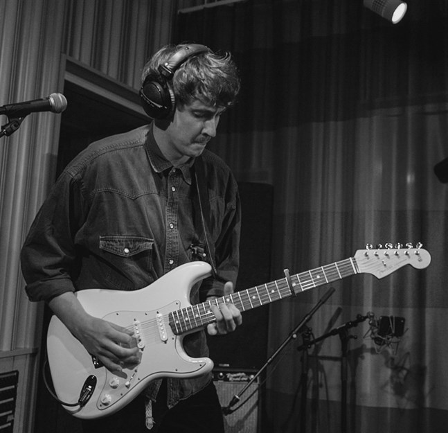 Jonas Skeppar är gitarrist i bandet The Basement Leaks. I dag släpper han sin andra singel som soloartist.