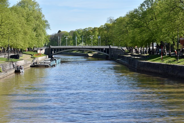Den senaste tiden har många personer smittats i nattklubbar och i folkvimlet vid Aura å på kvällarna, uppger Åbo stad.