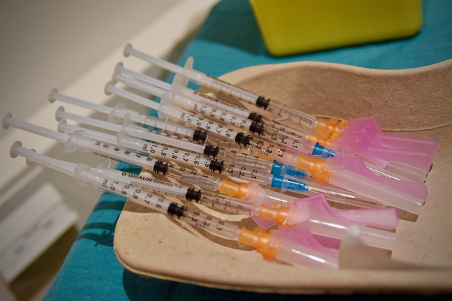 Både Institutet för hälsa och välfärd och Social- och hälsovårdsministeriet anses ha agerat lagstridigt i samband med vårens coronavaccineringar, rapporterar Helsingin Sanomat.