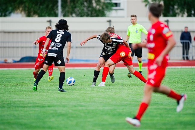 Alex Ramsay i Jaro Joonas Lakkamäki i MuSa kämpar om bollen, medan Tuomas Lähdesmäki och Naoki Maeda skyndar till.