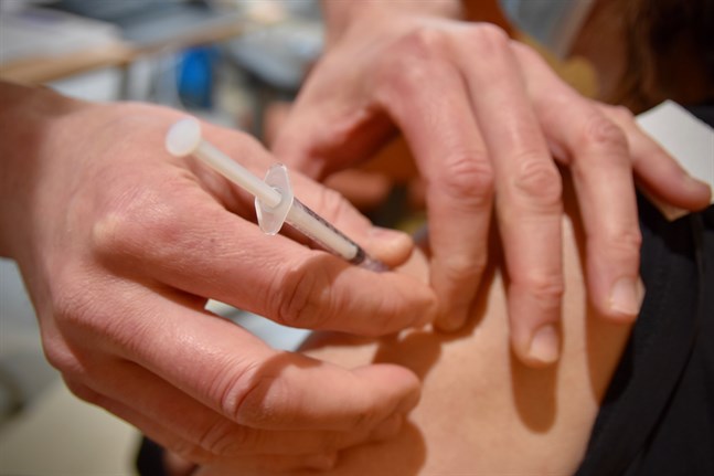 Glöm inte bort den andra vaccindosen under sommaren, påminner Institutet för hälsa och välfärd.