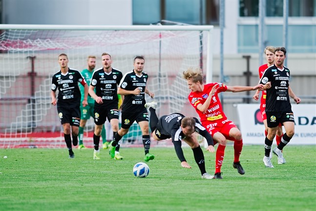Efter sina pigga inhopp för Jaro mot MuSa och TPS får den blott 16-åriga Albin Björkskog chansen från start mot VPS.