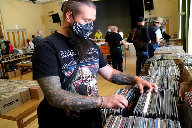 Mattias Blomqvist är en gedigen samlare med 400 vinylskivor hemma. Under skivmässan söker han nya fynd.