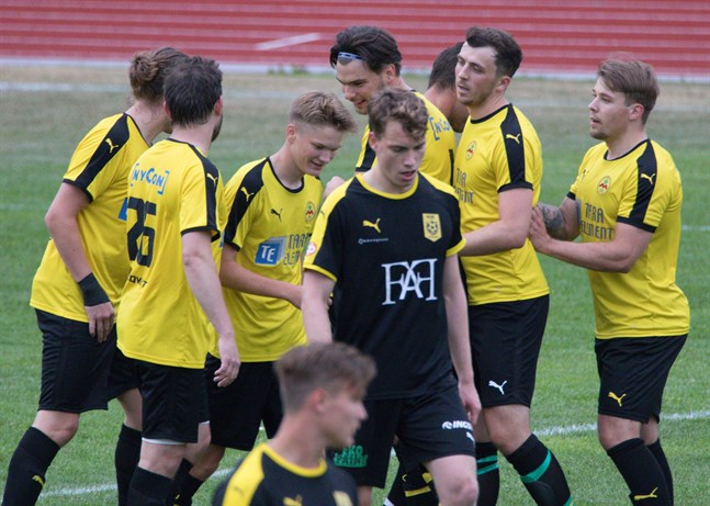 NIK tappade ledningen i den 84:e minuten i Korsnäs. Här deppar Carl Strang och Emil Salin i NIK när Myran firade reduceringen till 1–1 matchen innan.