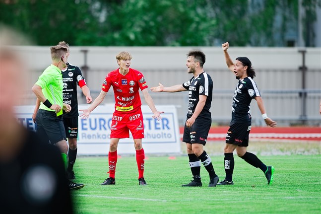 Domaren Toni Pohjoismäki drar fram det gula kortet åt en förvånad Albin Björkskog i Jaro i matchen mot MuSa.