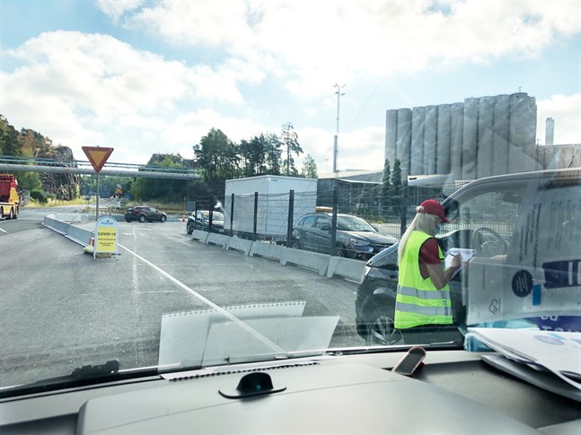 Så här kan det se ut vid hälsogranskningen. Hälsovårdarna granskar resenärernas papper och gör vid behov covidtester. Bilden är från Nådendal.