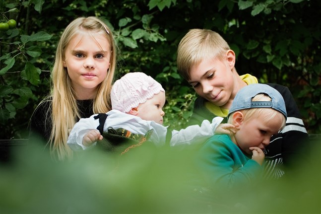 Lilla Hilda i famnen på Wilma, tillsammans med Wilmas bröder Algot och Anton.