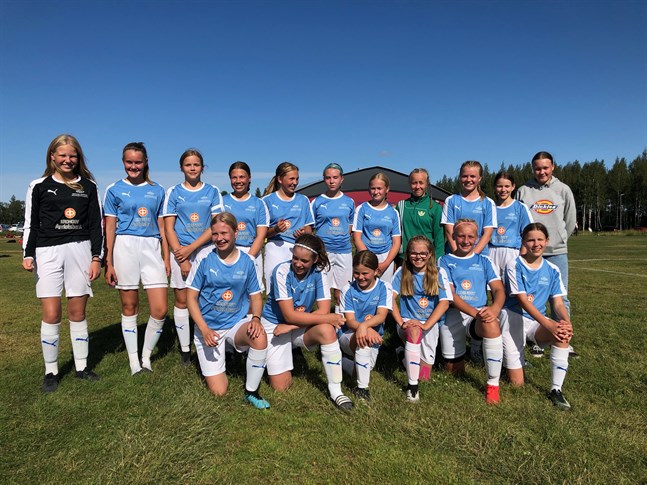 Här är det Kronoby YJ:s 2008-födda spelare. Glada flickor efter 7-0 över HauPa. Inga insläppta mål i gruppspelet och nu väntar kvartsfinalmatch på lördag.