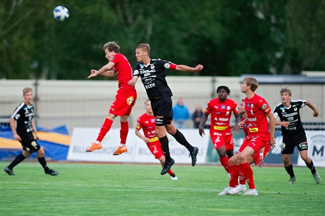Alex Ramsay (i förgrunden) kom in i stället Jeremiah Streng och nätade direkt mot MuSa.