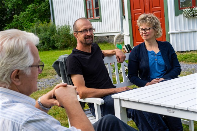 Också om det är i sista minuten råder Fjalar Fors, Glenn och Christina Strengell Jeppoborna att bekanta sig med MKB-programmet, där tre alternativ till elöverföring genom Jeppo beskrivs.