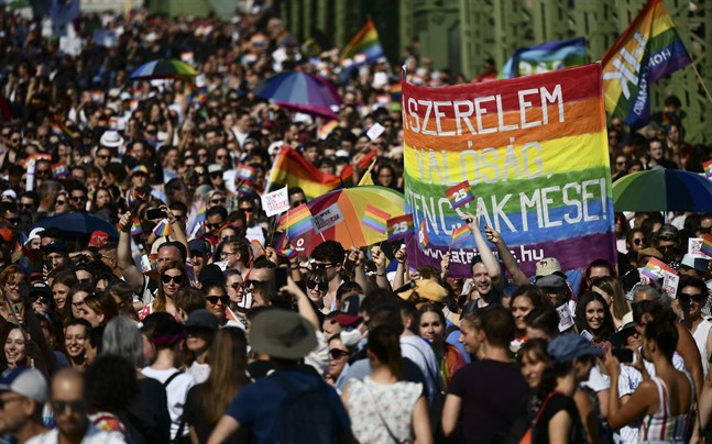 Årets Pridetåg i Budapest ses som en reaktion mot de nya lagarna i Ungern.