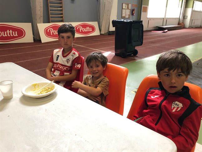 Ove, Max och Rio tycker om fotboll. Max har sin lunch på gång medan de övriga redan ätit.
