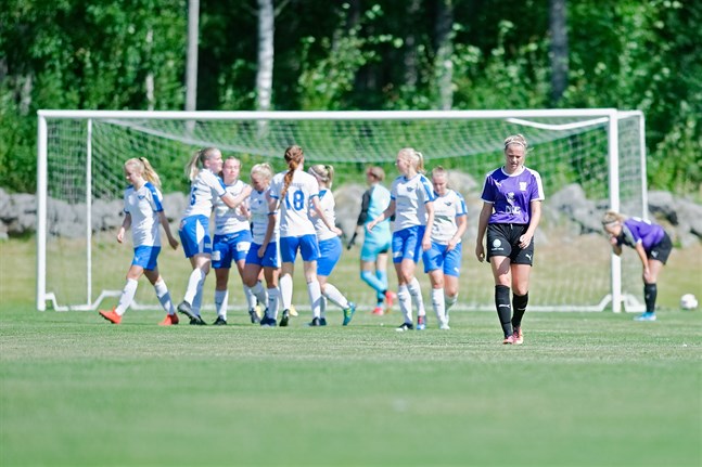 Det ville sig inte. FC United deppar efter att ha släppt in ett mål i mötet med KuFu98.