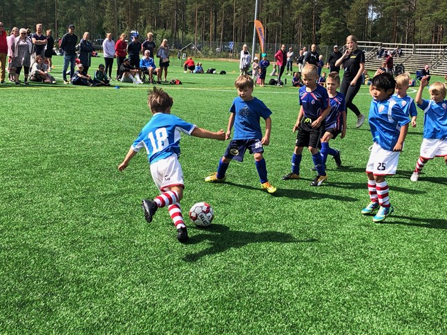 Mini-cupen bjöd på underhållande fotboll på lördagen.