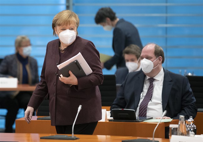 Tysklands förbundskansler Angela Merkels stabschef Helge Braun (till höger) varnar för tuffare tag mot ovaccinerade.