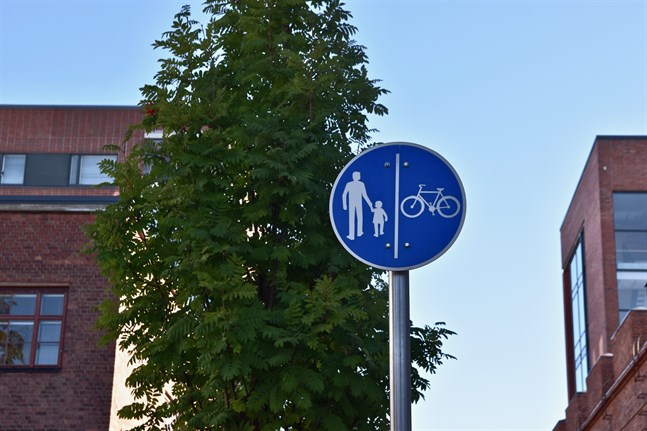 Att planera en säker väg mellan hem och skola är förälderns ansvar, enligt Trafikskyddet.