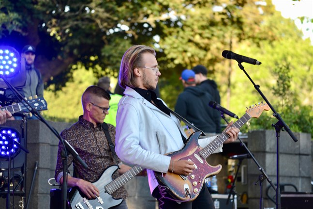 Philip Järvenpää Blues Experience uppträdde i Skolparken under Jakobs Dagar i somras. Nu släpper bandet sin första singel.