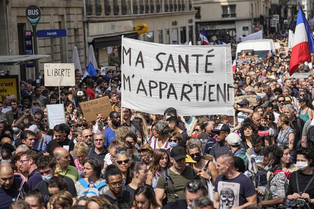 Antivaccindemonstranter protesterar i Paris. Arkivbild.
