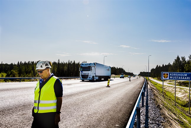 Arbetsplatschefen Tomas Cederberg vid den 20 meter breda fyrfiliga delen av vägen som snart öppnar i sin helhet.