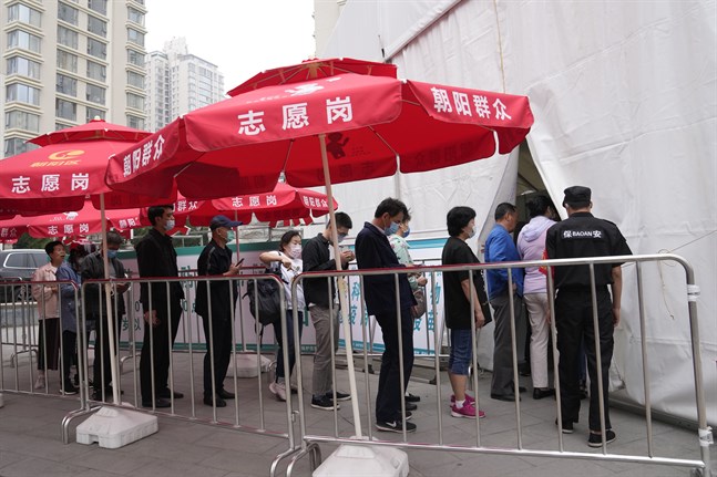 Kö till vaccinering i Peking. Bild från i juni.