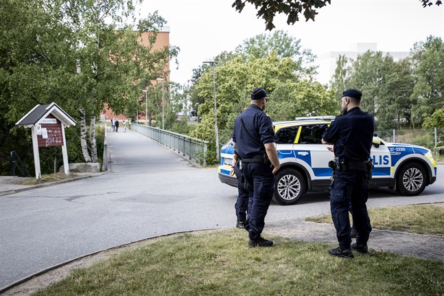 Poliser på plats vid gångbron i Visättra, Flemingsberg, dagen efter att två barn skottskadades där den 17 juli.