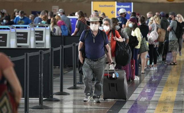 Resenär på Denvers internationella flygplats. USA förlänger sina inreserestriktioner. Arkivbild
