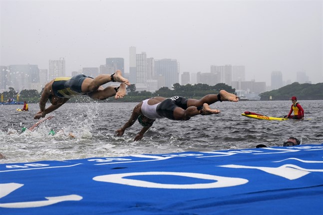 Damernas triathlon försenades på grund av vädret på tisdagsmorgonen, lokal tid.