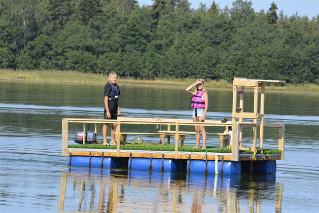 I Kaskö kan man stöta på Melvin Virta som är ute med flotten som han har byggt. Lillasyster Amelie brukar också hänga med och bada från flotten när resten av familjen är med.