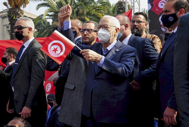 Ennahda-partiet, vars ledare Rached Ghannouchi här deltar i demonstrationer, ber sina anhängare välja dialog framför strid. Arkivbild.