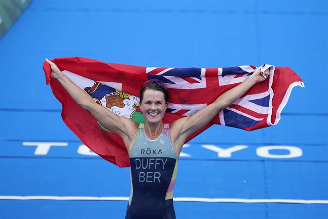 Flora Duffy tog Bermudas första OS-guld någonsin då hon vann triathlontävlingen i Tokyo.