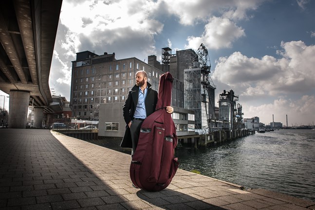 Rick Stotijn behövde få med sig sin kontrabas på flyget när han reste från Tyskland till Finland för att medverka i Musikfestspelen Korsholm.