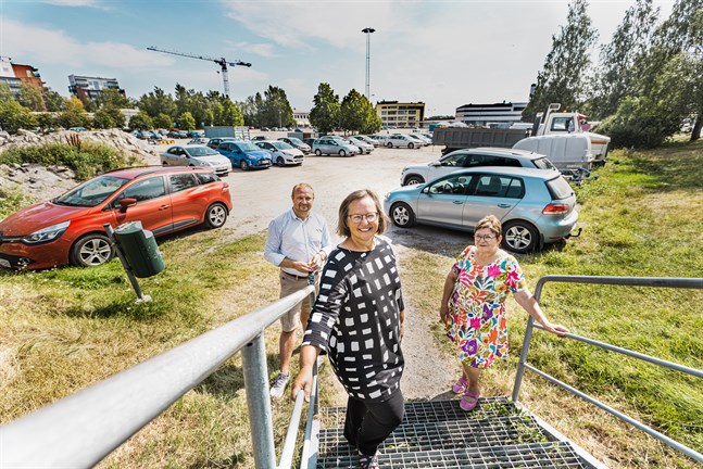 Visit Vasas vd Max Jansson, Vasa stads bildningsdirektör Christina Knookala och Vasa stadsstyrelses ordförande Maria Tolppanen (SDP) är lyckliga över att det nu tagits ett stort kliv framåt mot ett musik- och kongresshus i Vasa.