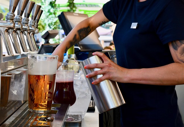 En rekordstor andel – hela 32 procent – av företagen inom servicesektorn uppger att de har problem med att rekrytera arbetskraft, rapporterar Finlands Näringsliv EK.